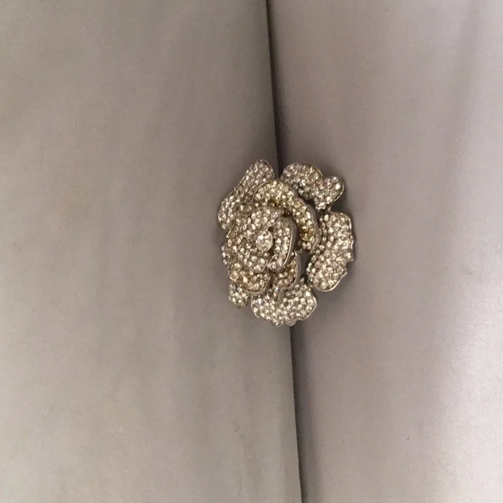 N/A flower brooch